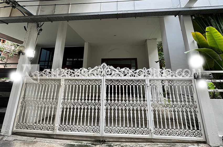 Townhouse in Phaholyothin 